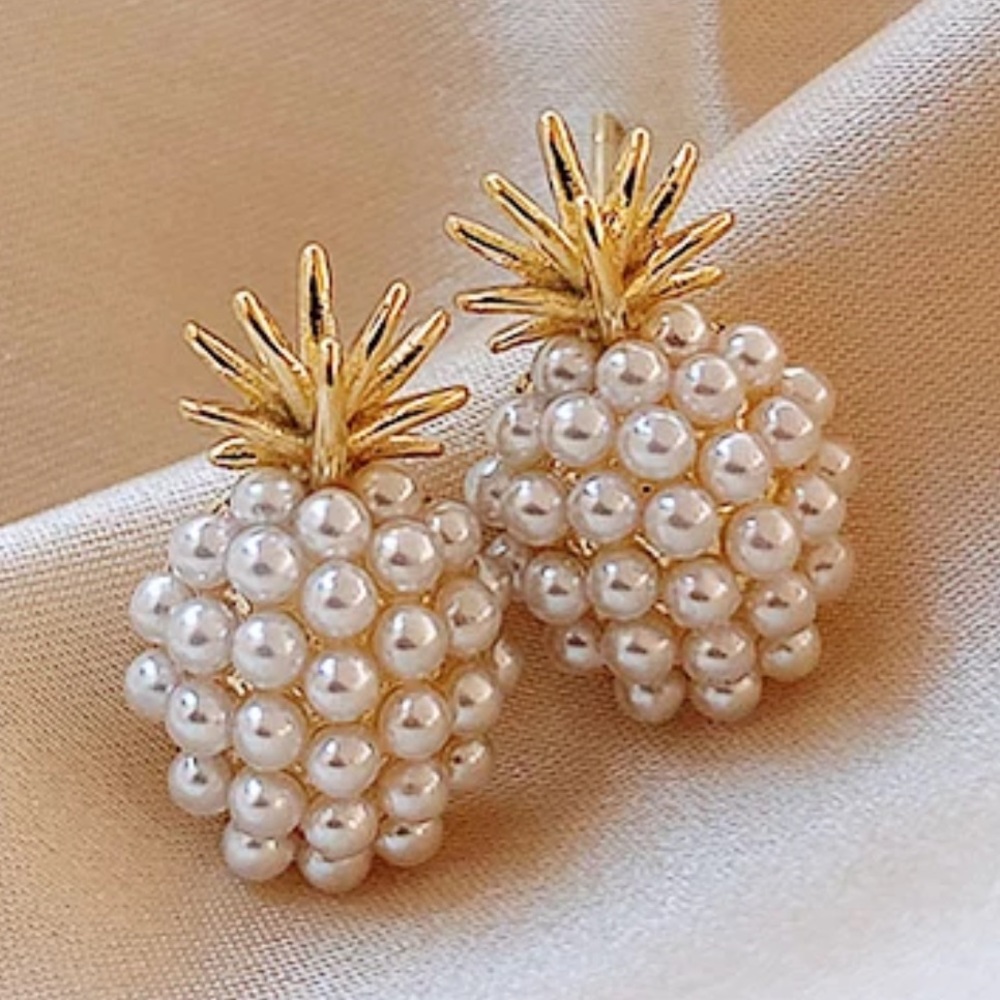Small pearl pineapple earrings white and gold